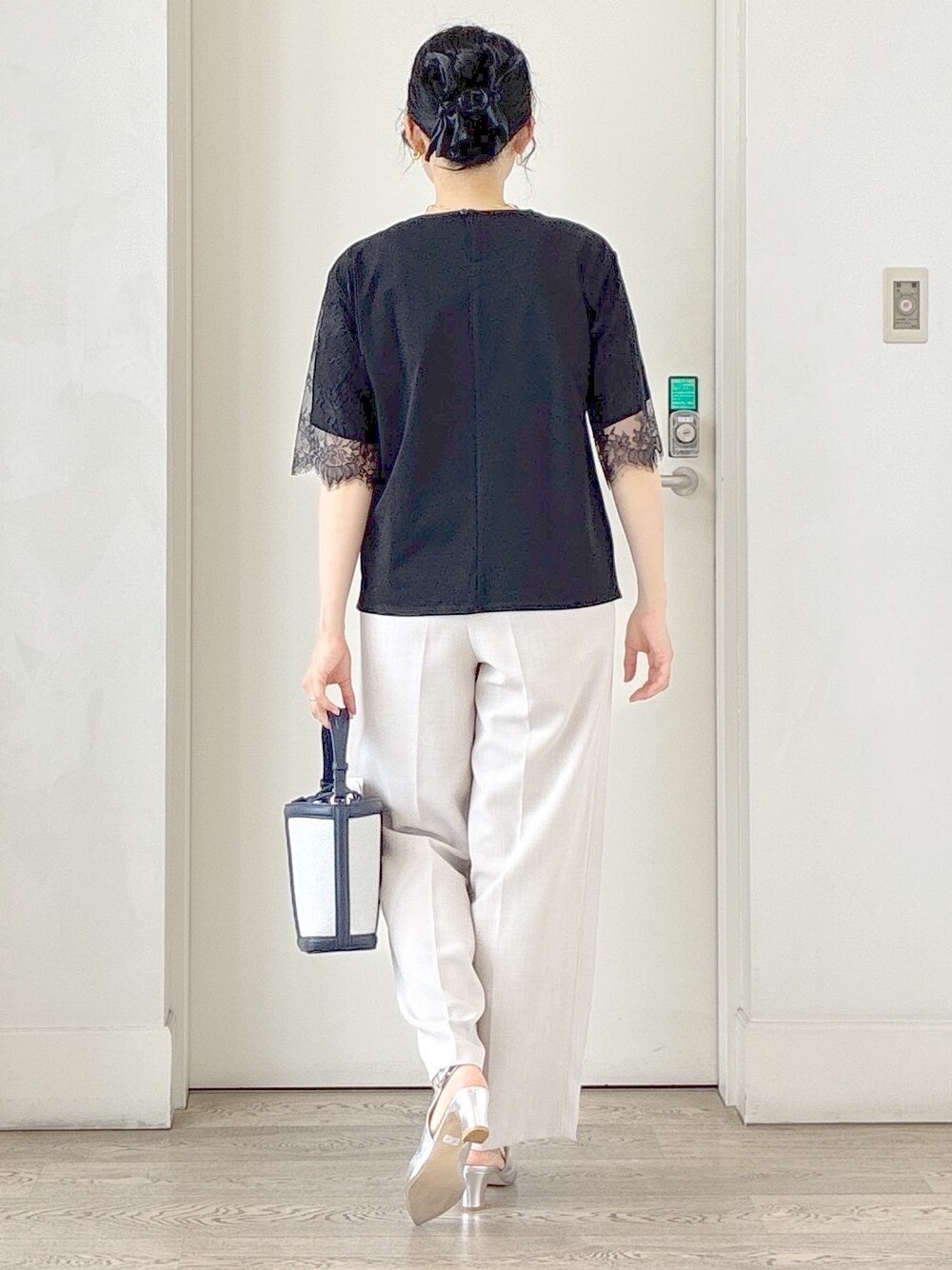 ブラック系のTシャツ/カットソー、ベージュ系のその他パンツ、ホワイト系のカーディガン/ボレロを着用したレディースの夏コーディネートの3枚目の写真