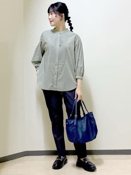 グリーン系のシャツ/ブラウス、ブルー系のその他パンツ、ブルー系のショルダーバッグを着用したレディースの冬コーディネートの5枚目の写真