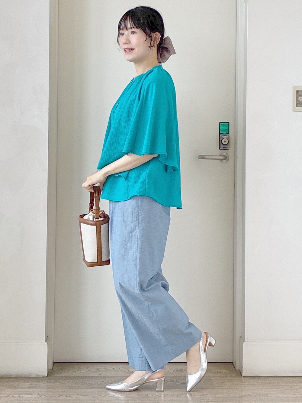 ブルー系のシャツ/ブラウス、グレー系のタンクトップ、ブルー系のその他パンツを着用したレディースの夏コーディネートの2枚目の写真