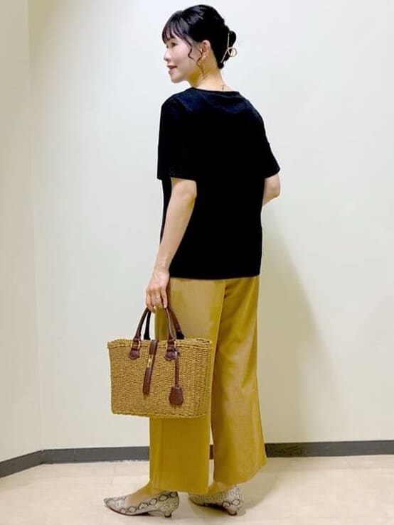 ブラック系のTシャツ/カットソー、イエロー系のその他パンツ、グレー系のその他パンツを着用したレディースの夏コーディネートの4枚目の写真