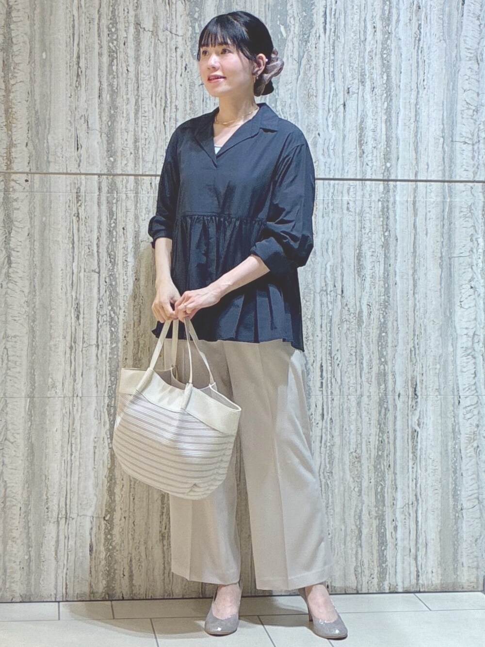 ブルー系のシャツ/ブラウス、グレー系のタンクトップ、ベージュ系のトートバッグを着用したレディースの夏コーディネートの5枚目の写真
