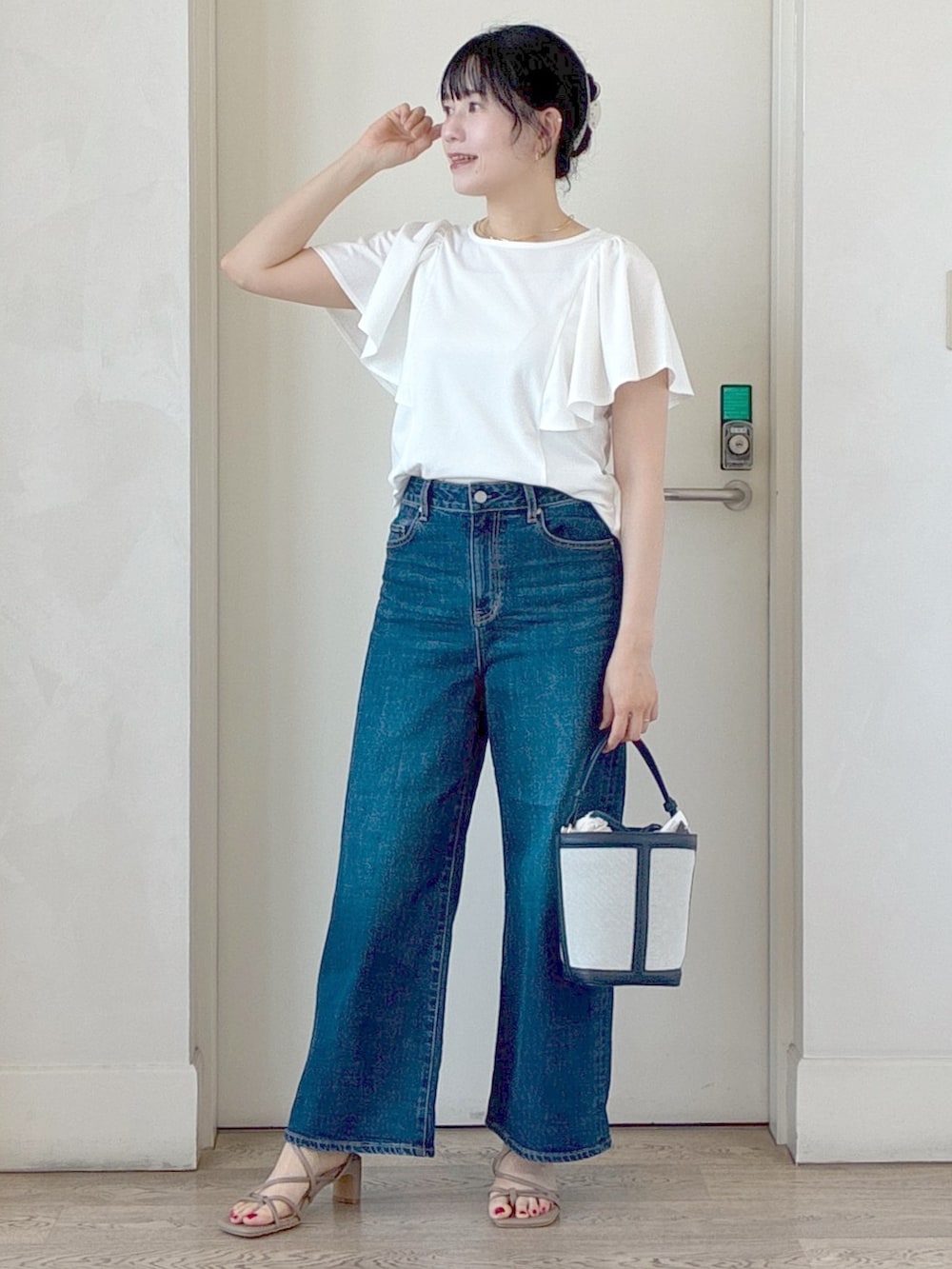 ホワイト系のTシャツ/カットソー、グリーン系のテーラードジャケット、ブルー系のデニムパンツを着用したレディースの夏コーディネートの8枚目の写真