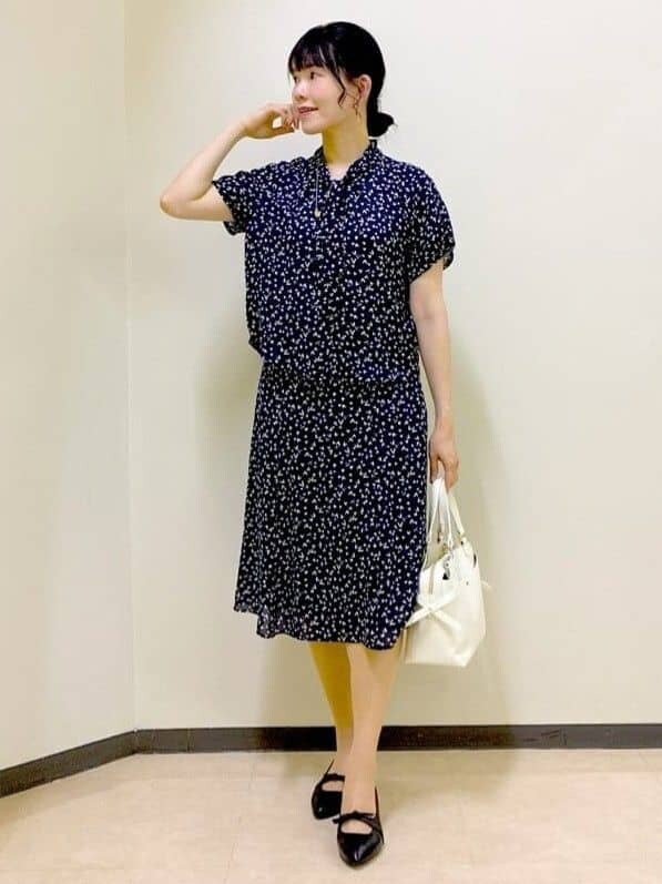 ブルー系のシャツ/ブラウス、ブルー系のスカート、ベージュ系のテーラードジャケットを着用したレディースの夏コーディネートの6枚目の写真