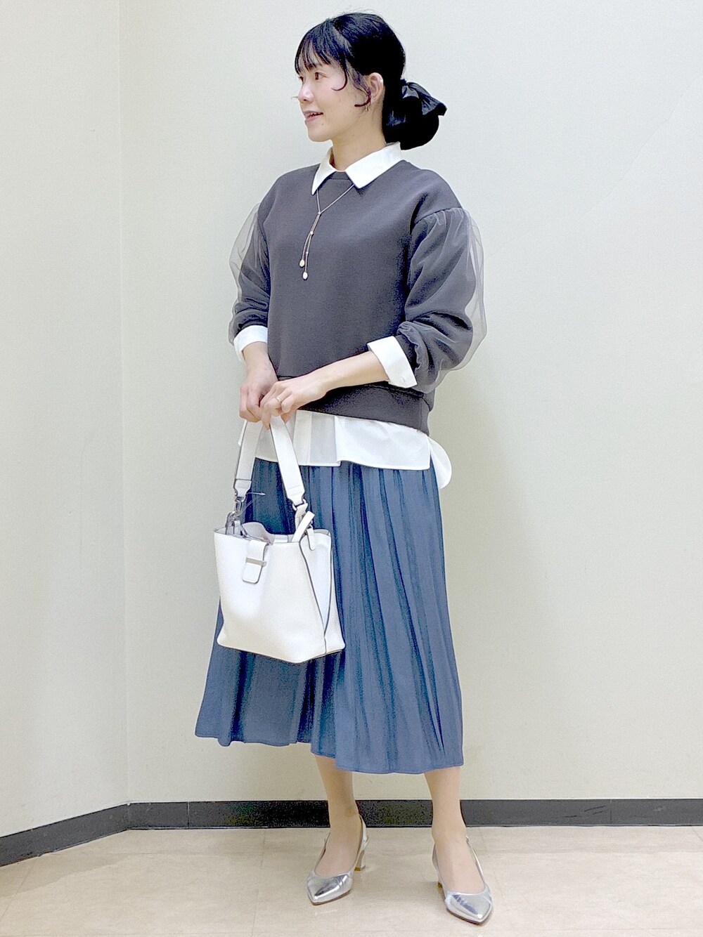 ブルー系のその他パンツ、ブラック系のその他パンツ、ホワイト系のシャツ/ブラウスを着用したレディースの春コーディネートの8枚目の写真