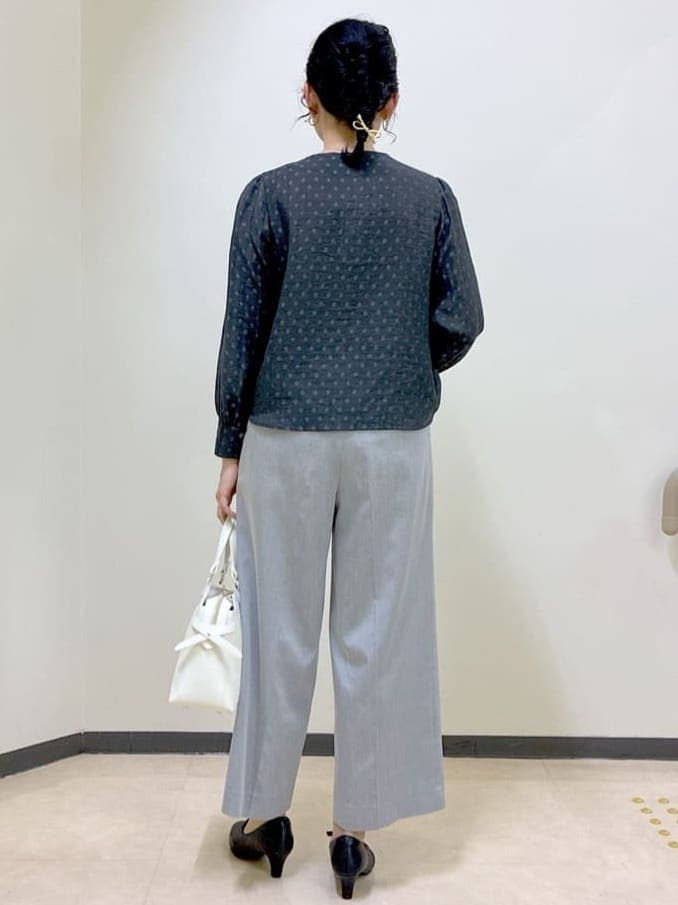 グレー系のシャツ/ブラウス、グレー系のその他パンツ、ベージュ系のテーラードジャケットを着用したレディースの春コーディネートの3枚目の写真