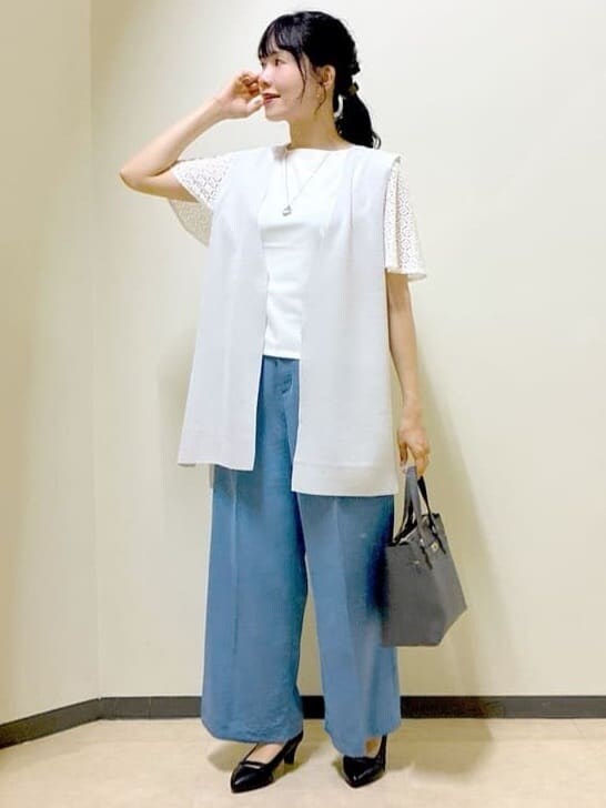 グレー系のベスト、ホワイト系のTシャツ/カットソー、ブルー系のその他パンツを着用したレディースの秋コーディネートの8枚目の写真