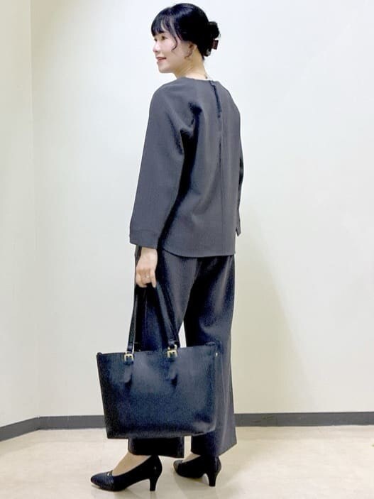 グレー系のシャツ/ブラウス、グレー系のその他パンツ、ブラック系のテーラードジャケットを着用したレディースの秋コーディネートの4枚目の写真