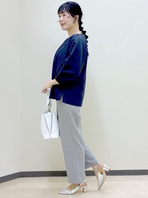 グレー系のその他パンツ、ブルー系のシャツ/ブラウス、ホワイト系のトートバッグを着用したレディースの春コーディネートの2枚目の写真
