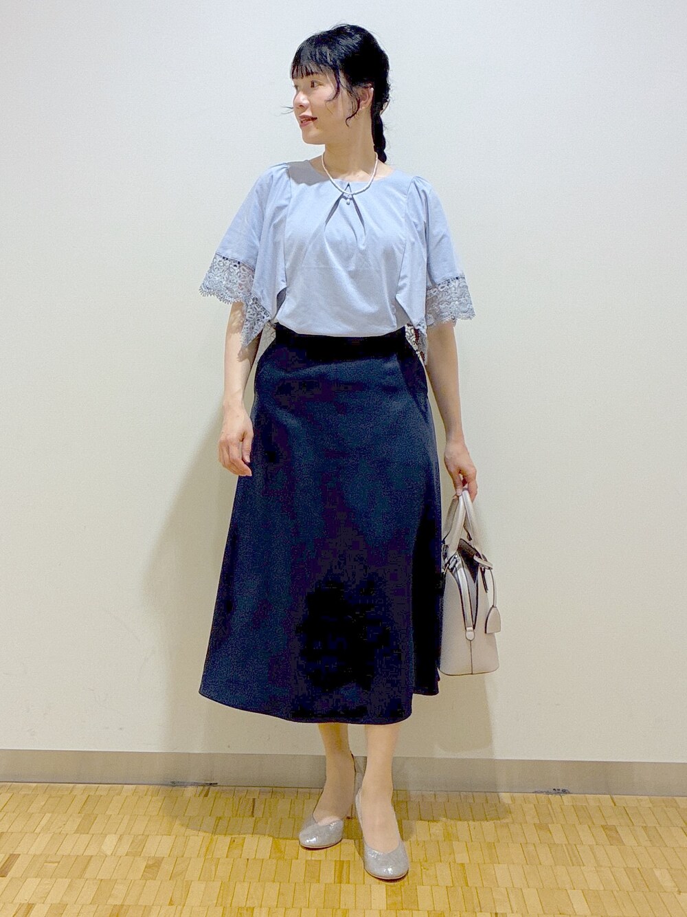 ホワイト系のカーディガン/ボレロ、ブルー系のTシャツ/カットソー、ブルー系のスカートを着用したレディースの春コーディネートの8枚目の写真