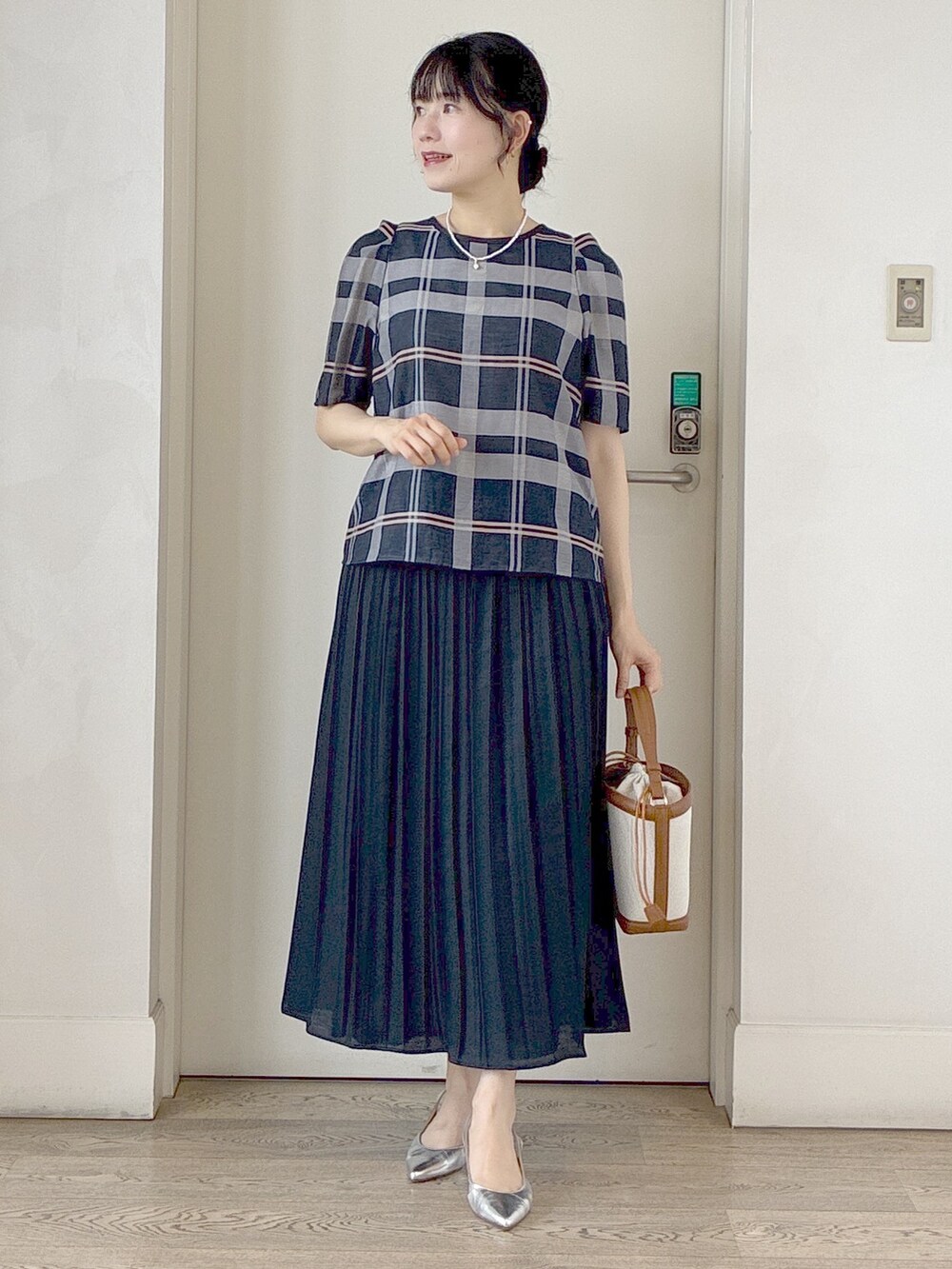 ブルー系のシャツ/ブラウス、ブルー系のスカート、イエロー系のショルダーバッグを着用したレディースの夏コーディネートの9枚目の写真