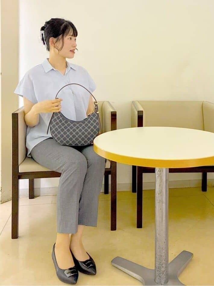 ブルー系のシャツ/ブラウス、ブラック系のその他パンツ、ブルー系のショルダーバッグを着用したレディースの秋コーディネートの8枚目の写真