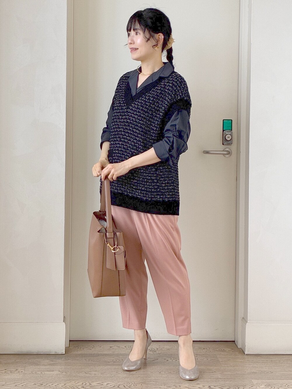 ブラック系のニット/セーター、ブルー系のシャツ/ブラウス、ピンク系のその他パンツを着用したレディースの秋コーディネートの7枚目の写真