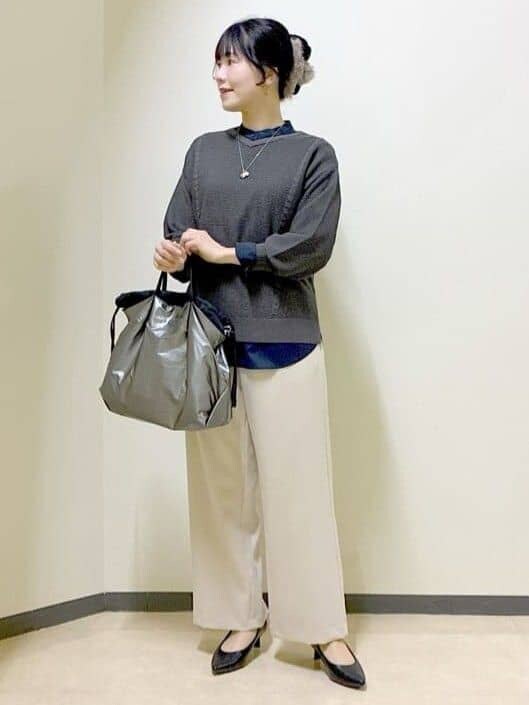 グレー系のニット/セーター、ブルー系のシャツ/ブラウス、ベージュ系のその他パンツを着用したレディースの冬コーディネートの8枚目の写真