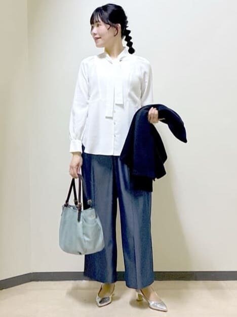 パープル系のTシャツ/カットソー、ホワイト系のシャツ/ブラウス、ブルー系のその他パンツを着用したレディースの冬コーディネートの9枚目の写真