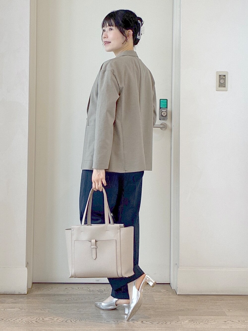 グリーン系のテーラードジャケット、ホワイト系のTシャツ/カットソー、ブルー系のその他パンツを着用したレディースの夏コーディネートの4枚目の写真