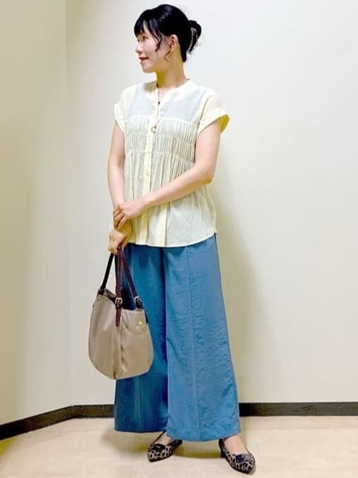 イエロー系のシャツ/ブラウス、ブラック系のタンクトップ、ブルー系のその他パンツを着用したレディースの秋コーディネートの5枚目の写真