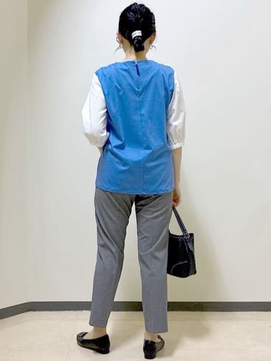 ブルー系のTシャツ/カットソー、ブラック系のその他パンツ、ブラック系のカーディガン/ボレロを着用したレディースの秋コーディネートの3枚目の写真
