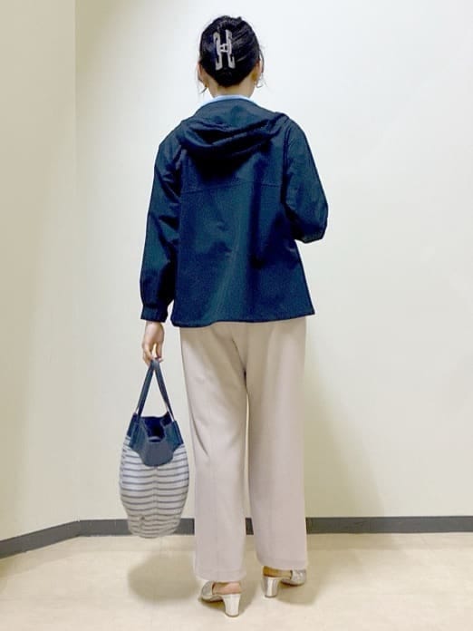 ベージュ系のその他パンツ、ブルー系のブルゾン、ブルー系のニット/セーターを着用したレディースの春コーディネートの3枚目の写真