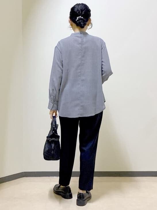 ブルー系のシャツ/ブラウス、グレー系のカーディガン/ボレロ、ブラック系のその他パンツを着用したレディースの冬コーディネートの3枚目の写真
