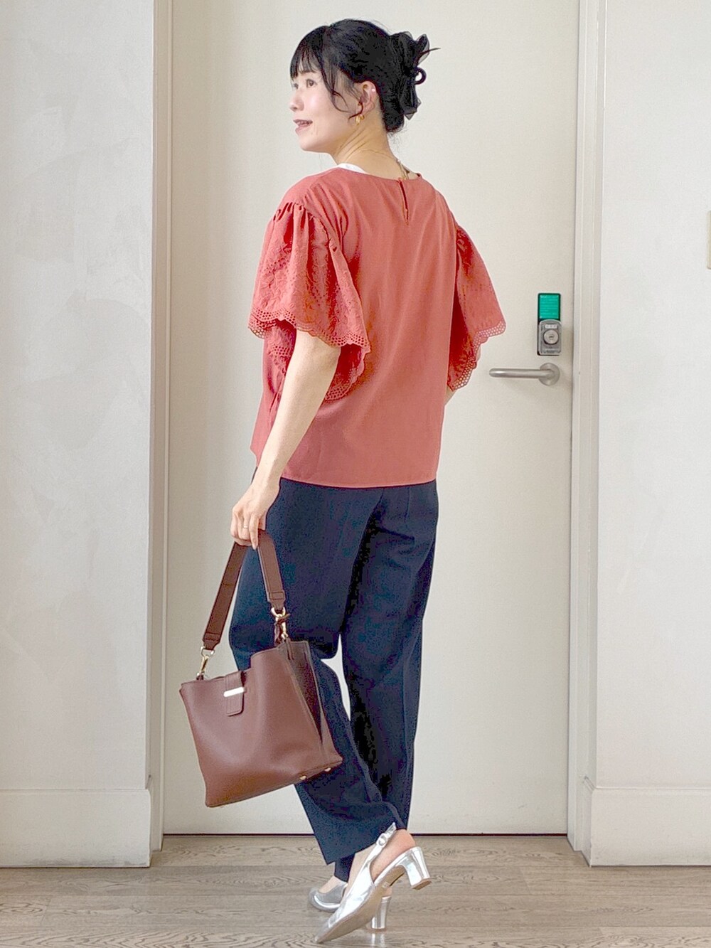 レッド系のシャツ/ブラウス、ブルー系のその他パンツ、ブラウン系のトートバッグを着用したレディースの夏コーディネートの4枚目の写真