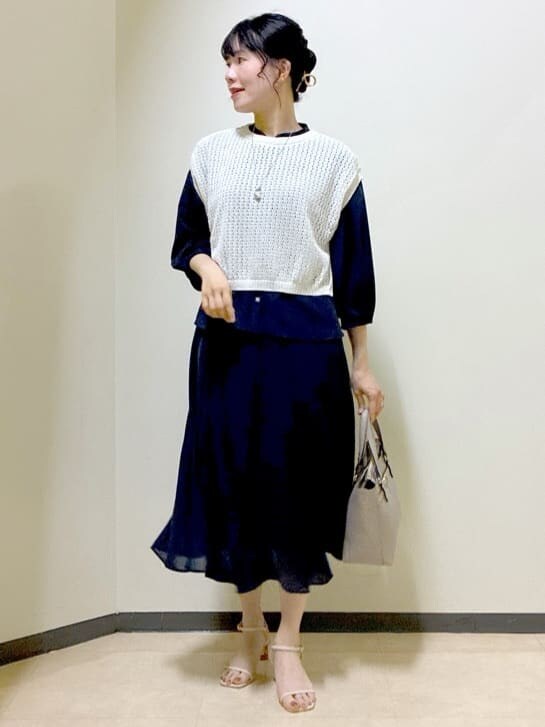 ブルー系のシャツ/ブラウス、ブルー系のスカート、ベージュ系のニット/セーターを着用したレディースの夏コーディネートの9枚目の写真