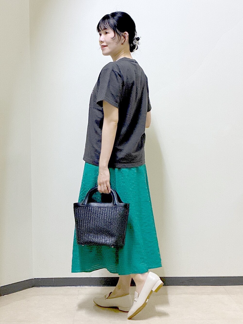 グレー系のTシャツ/カットソー、グリーン系のスカート、ベージュ系のノーカラージャケットを着用したレディースの春コーディネートの9枚目の写真