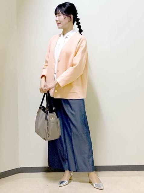 オレンジ系のカーディガン/ボレロ、ホワイト系のシャツ/ブラウス、ブルー系のその他パンツを着用したレディースの冬コーディネートの7枚目の写真