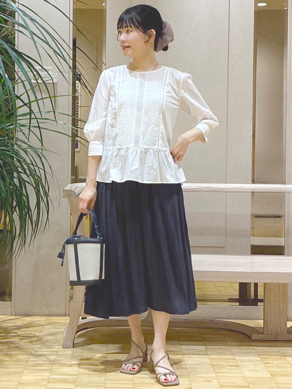 ホワイト系のシャツ/ブラウス、ブルー系のその他パンツ、ブルー系のブルゾンを着用したレディースの夏コーディネートの9枚目の写真
