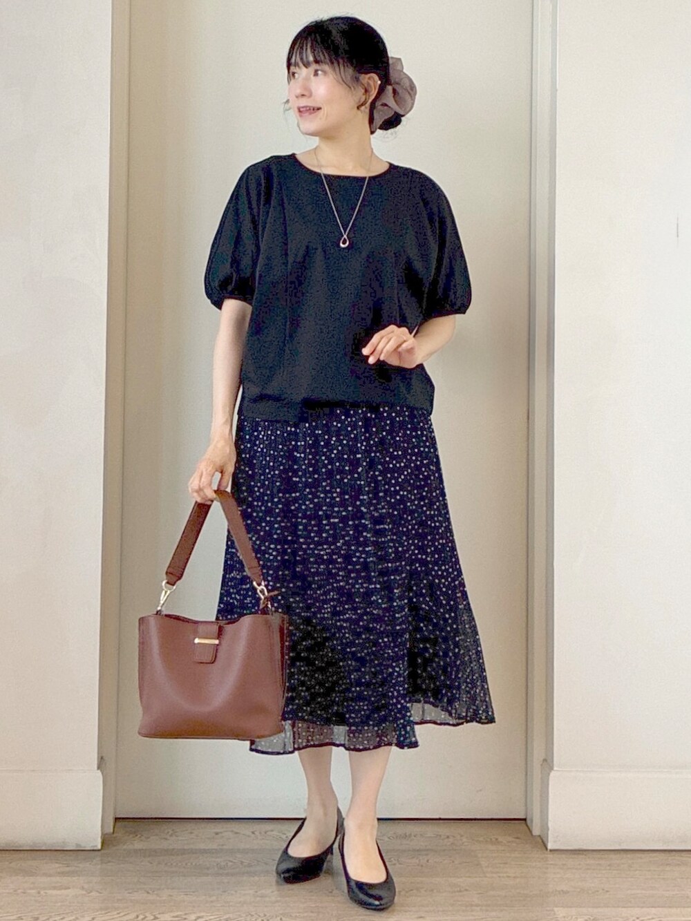 ブラック系のTシャツ/カットソー、ブルー系のシャツ/ブラウス、ブルー系のスカートを着用したレディースの秋コーディネートの7枚目の写真