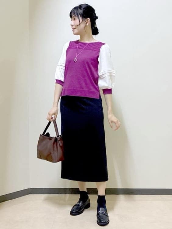 ブラウン系のカーディガン/ボレロ、ピンク系のTシャツ/カットソー、ブラック系のスカートを着用したレディースの秋コーディネートの9枚目の写真
