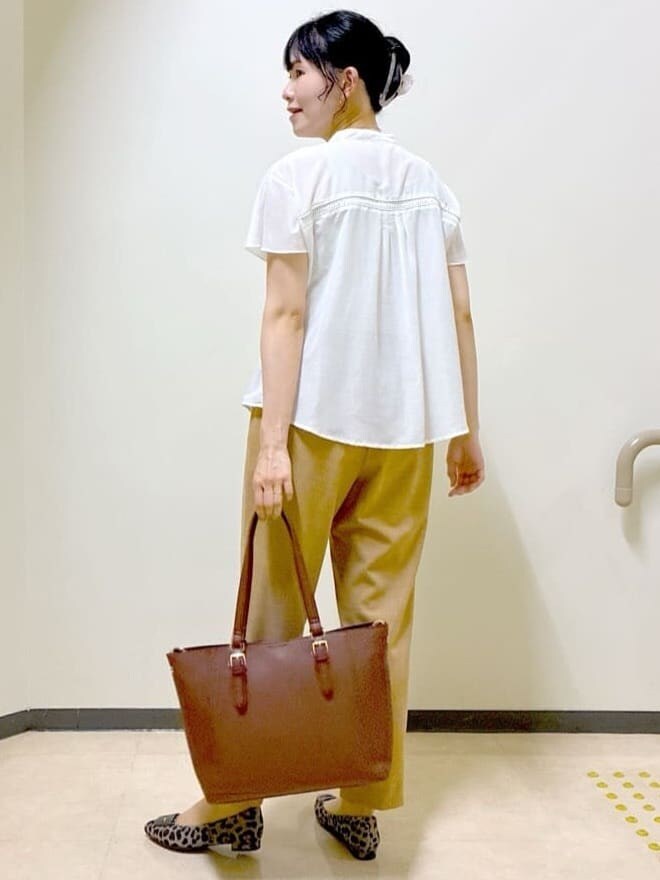 ブラック系のシャツ/ブラウス、イエロー系のその他パンツ、ブラック系のトートバッグを着用したレディースの秋コーディネートの10枚目の写真