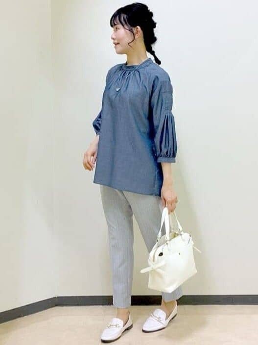 ブルー系のシャツ/ブラウス、グレー系のその他パンツ、ホワイト系のトートバッグを着用したレディースの夏コーディネートの7枚目の写真