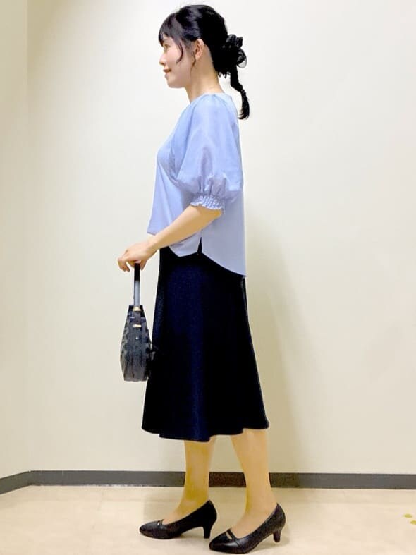 ブルー系のシャツ/ブラウス、ブルー系のスカート、グレー系のカーディガン/ボレロを着用したレディースの夏コーディネートの2枚目の写真