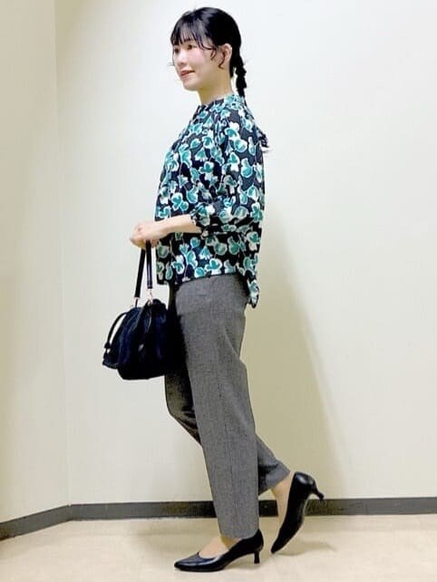 ブルー系のシャツ/ブラウス、ブラック系のその他パンツ、ブラック系のショルダーバッグを着用したレディースの冬コーディネートの2枚目の写真