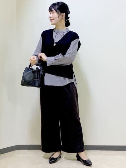 ブラック系のベスト、レッド系のシャツ/ブラウス、ブラウン系のその他パンツを着用したレディースの秋コーディネートの7枚目の写真