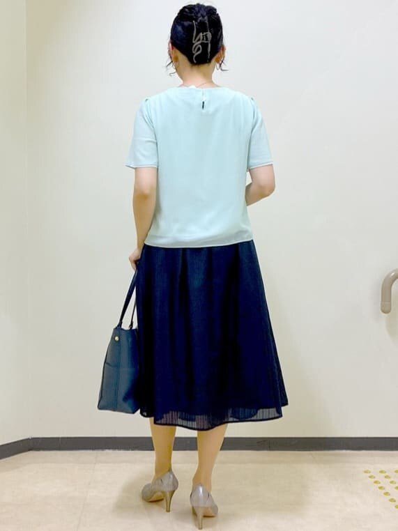 グリーン系のシャツ/ブラウス、ブルー系のノーカラージャケット、ブルー系のスカートを着用したレディースの夏コーディネートの3枚目の写真
