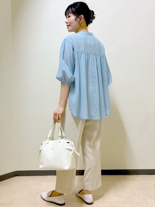 ブルー系のシャツ/ブラウス、ベージュ系のその他パンツ、ホワイト系のTシャツ/カットソーを着用したレディースの夏コーディネートの4枚目の写真