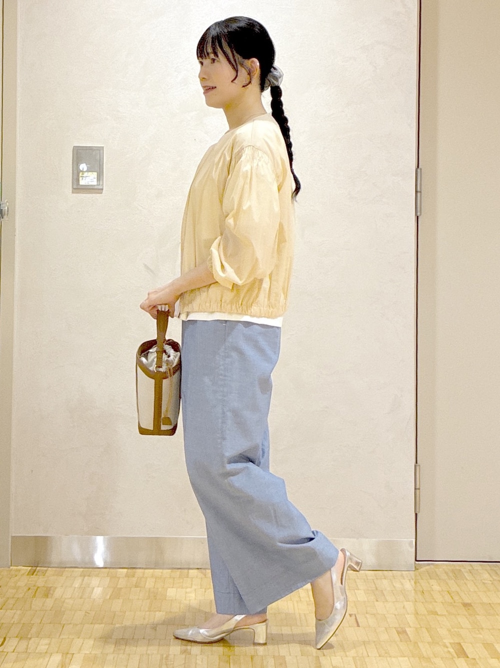 ベージュ系のブルゾン、ホワイト系のTシャツ/カットソー、ブルー系のその他パンツを着用したレディースの夏コーディネートの2枚目の写真
