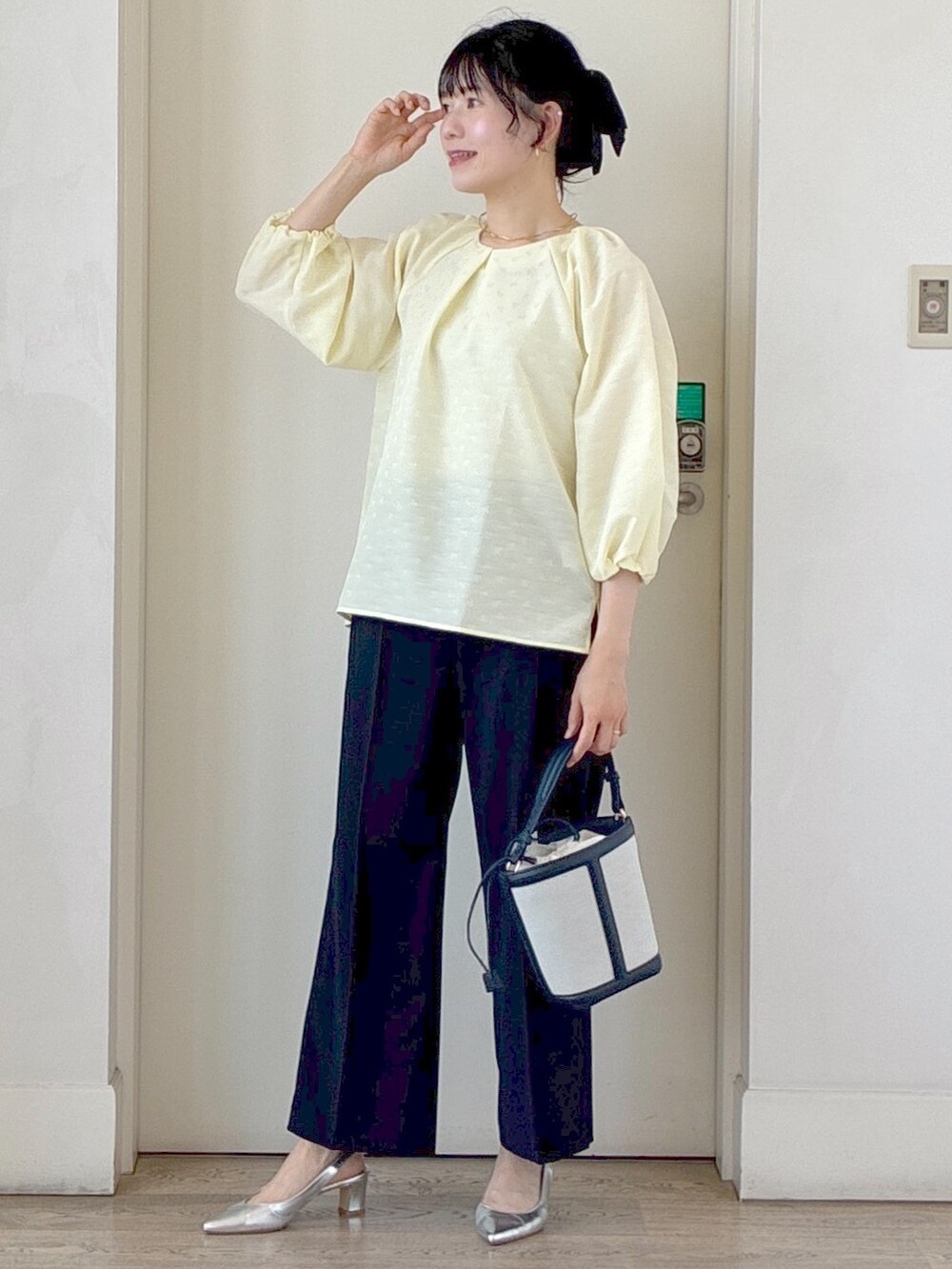 イエロー系のシャツ/ブラウス、ブルー系のその他パンツ、ブルー系のショルダーバッグを着用したレディースの夏コーディネートの5枚目の写真