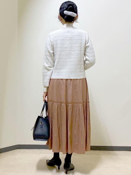 グレー系のカーディガン/ボレロ、ベージュ系のニット/セーター、レッド系のスカートを着用したレディースの冬コーディネートの3枚目の写真
