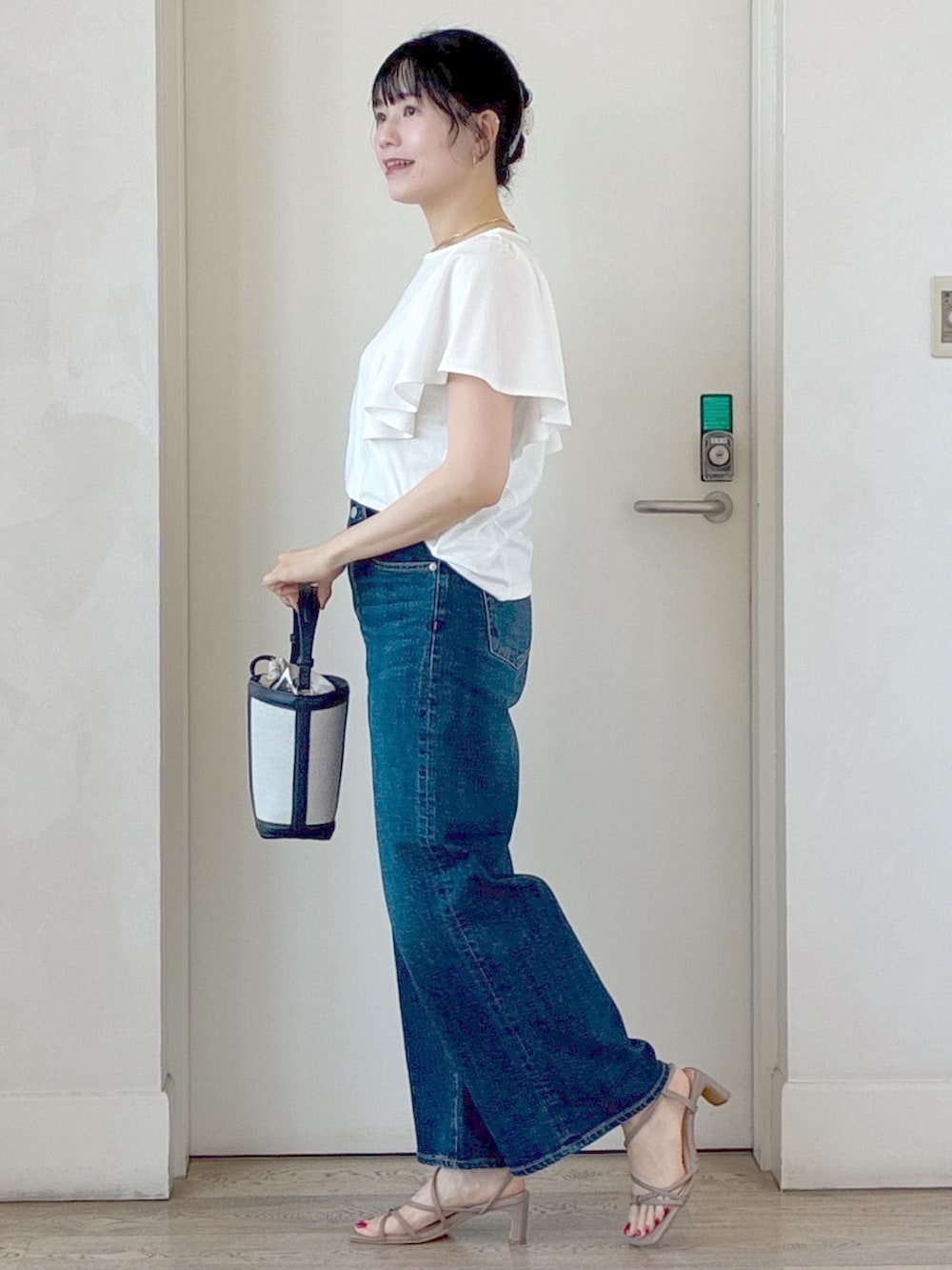 ホワイト系のTシャツ/カットソー、グリーン系のテーラードジャケット、ブルー系のデニムパンツを着用したレディースの夏コーディネートの2枚目の写真