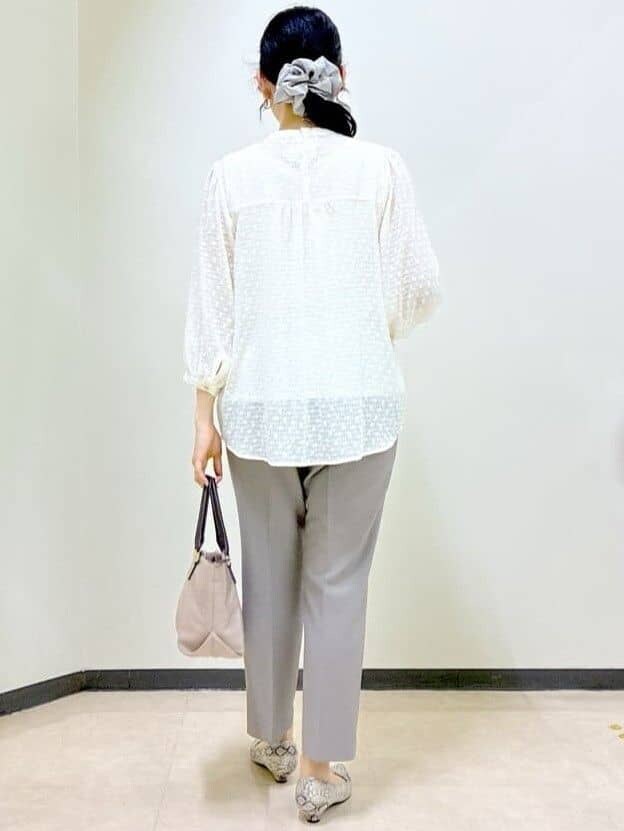 ベージュ系のシャツ/ブラウス、ブラウン系のその他パンツ、ベージュ系のトートバッグを着用したレディースの夏コーディネートの3枚目の写真
