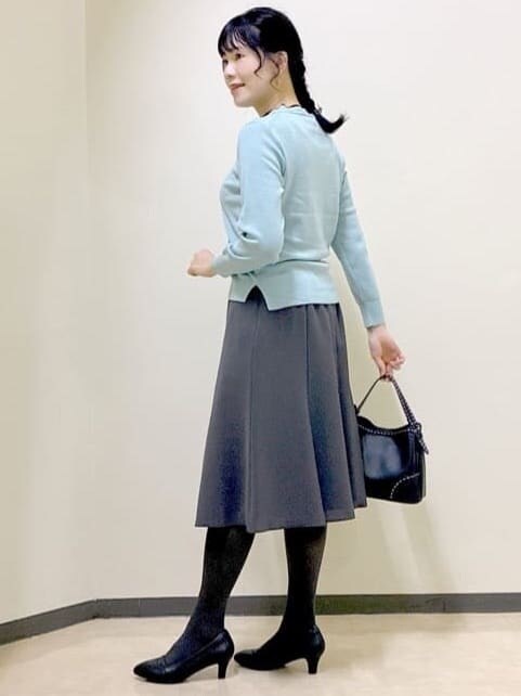 ブルー系のノーカラージャケット、ブルー系のニット/セーター、グレー系のスカートを着用したレディースの秋コーディネートの10枚目の写真