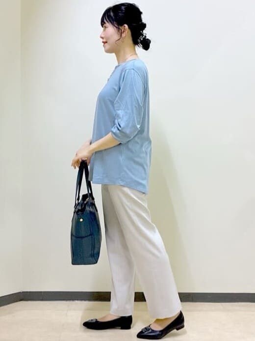 ブルー系のTシャツ/カットソー、ベージュ系のその他パンツ、ブラック系のブルゾンを着用したレディースの秋コーディネートの2枚目の写真