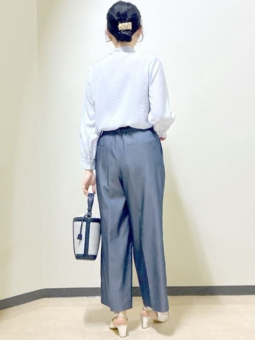 ブルー系のシャツ/ブラウス、ブラック系のニット/セーター、ブルー系のその他パンツを着用したレディースの冬コーディネートの3枚目の写真