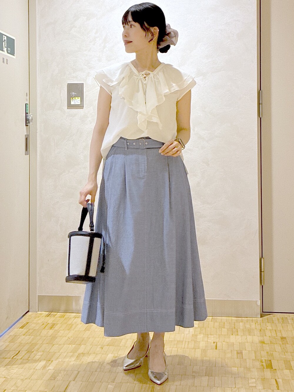 ホワイト系のシャツ/ブラウス、ブルー系のスカート、ホワイト系のカーディガン/ボレロを着用したレディースの夏コーディネートの7枚目の写真