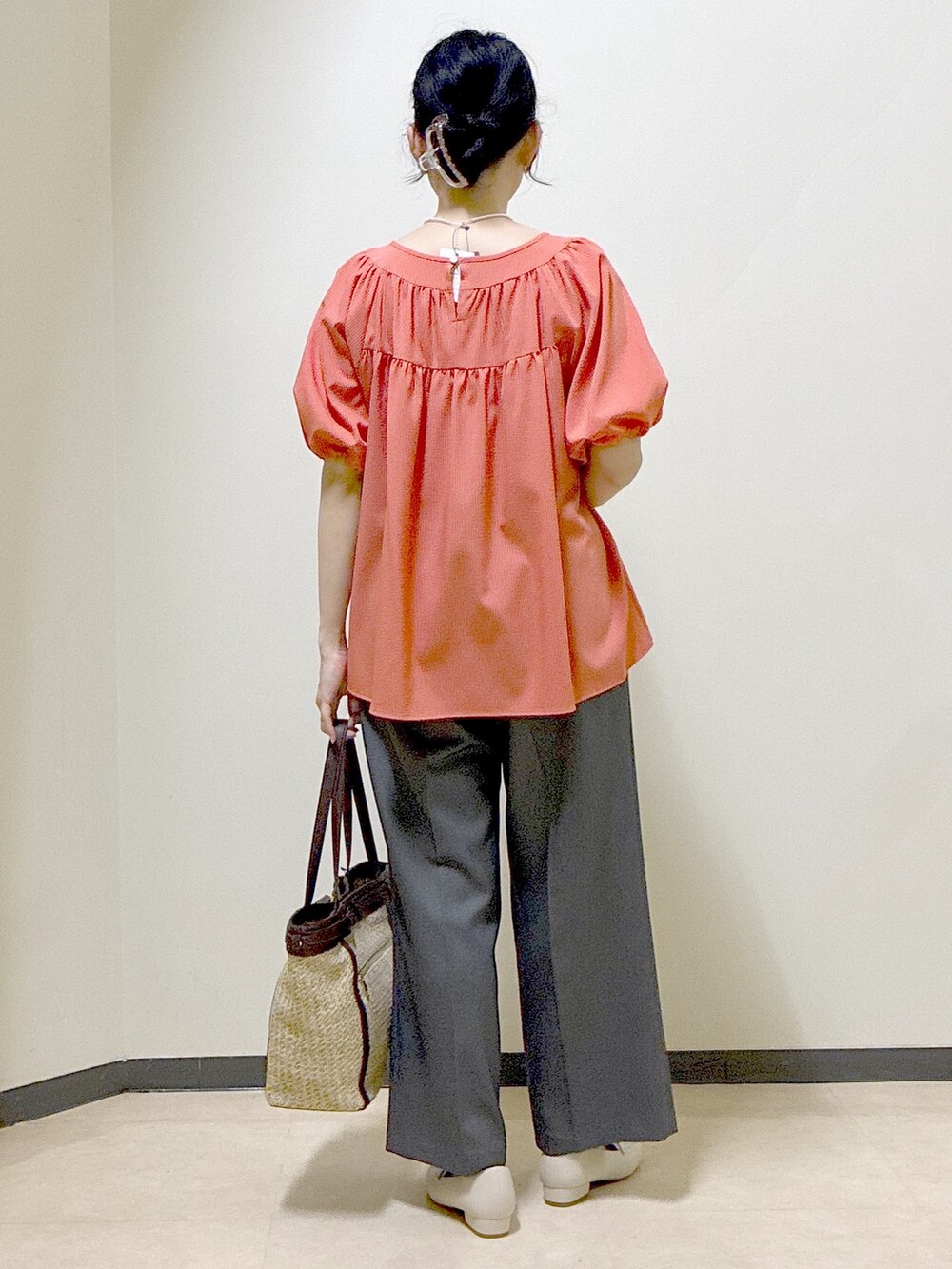 ブラック系のその他パンツ、イエロー系のトートバッグ、オレンジ系のシャツ/ブラウスを着用したレディースの春コーディネートの3枚目の写真