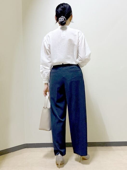 ホワイト系のシャツ/ブラウス、ブルー系のその他パンツ、パープル系のカーディガン/ボレロを着用したレディースの春コーディネートの3枚目の写真