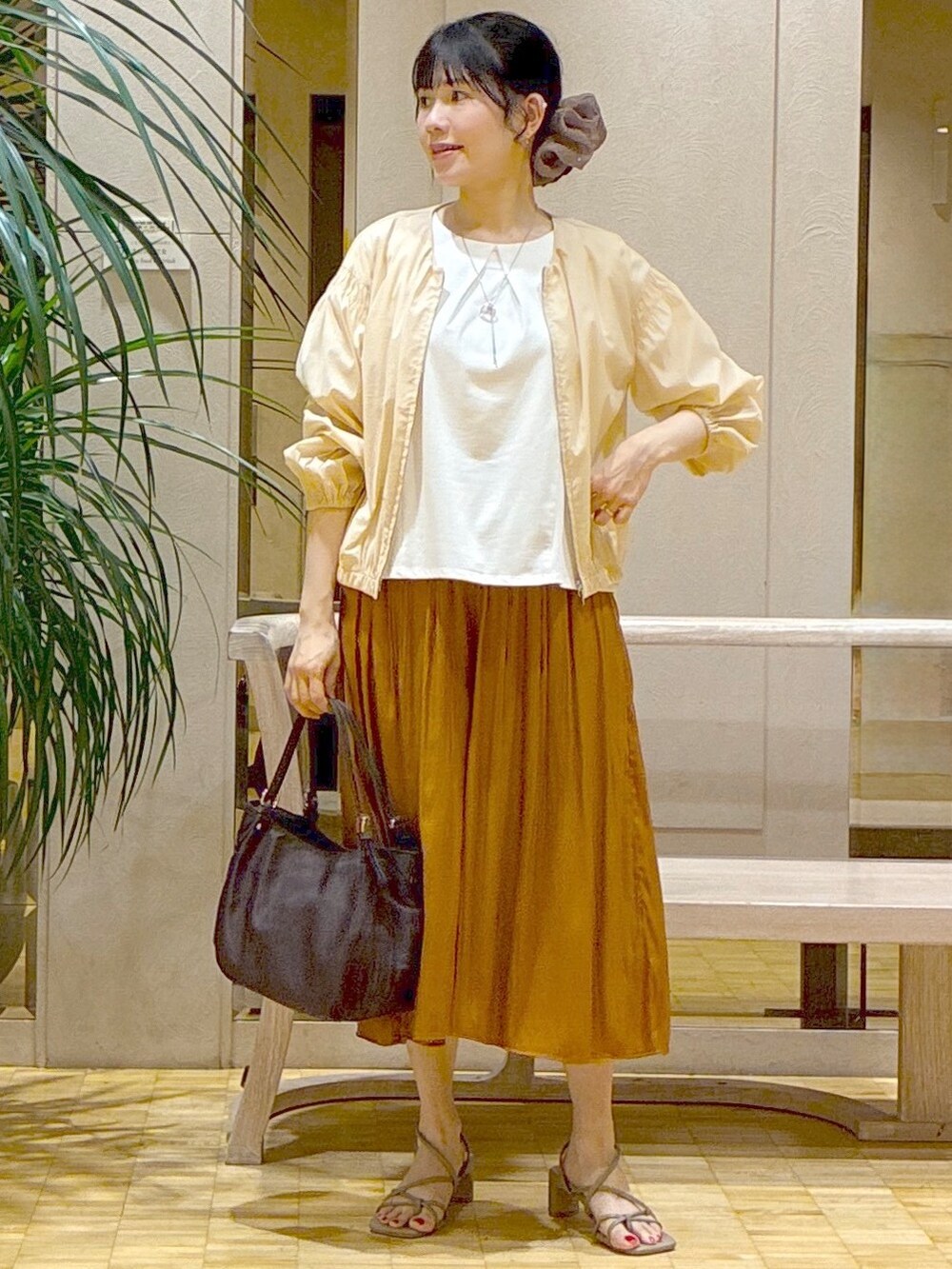 ベージュ系のブルゾン、ホワイト系のTシャツ/カットソー、レッド系のその他パンツを着用したレディースの秋コーディネートの7枚目の写真