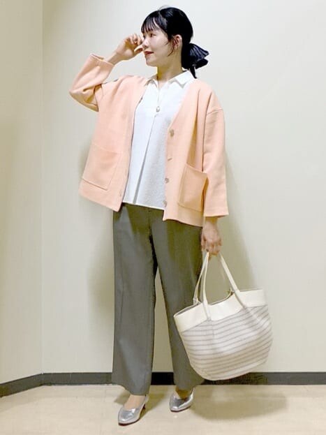 オレンジ系のカーディガン/ボレロ、ホワイト系のシャツ/ブラウス、ベージュ系のその他パンツを着用したレディースの春コーディネートの5枚目の写真